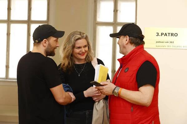 Jana tropí hlouposti: Dezinformátorka Peterková u soudu zase řádila. Pak jí lidé řekli zásadní věc a konečně zmlkla