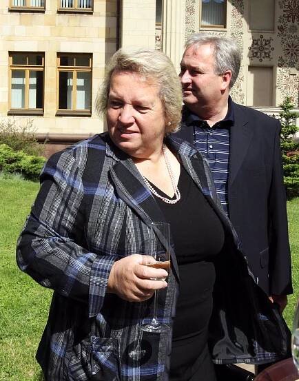 Paní Jandová dělala Karlovi hospodyni čtyřicet let. Příchod Ivany a její matky ale nepřežila, musela z domu.