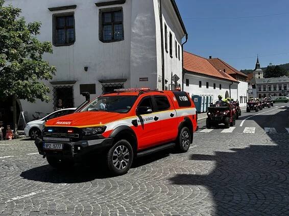 Hasiči v Sušici slavili ve velkém, ohromili vodní fontánou i spanilou jízdou