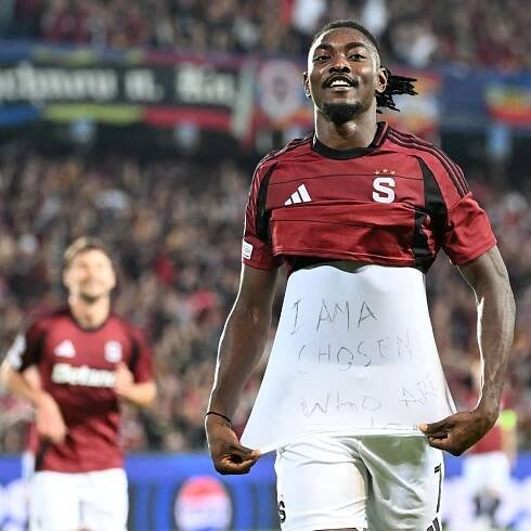 Olatunji při výhře v LM zářil. Zaskočil oslavou, tajemný vzkaz na triku