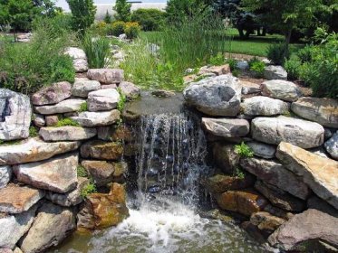 Vodopád vytvoří na zahradě uklidňující zákoutí