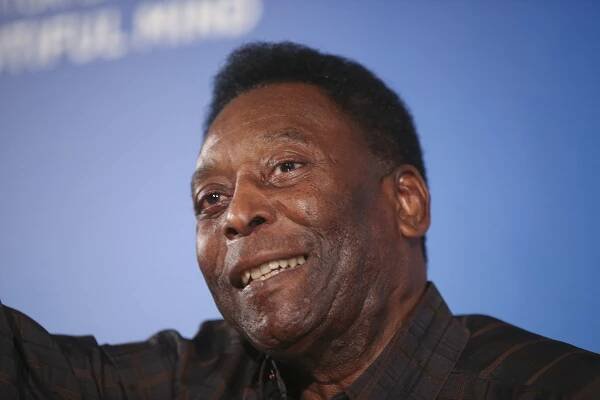 Legendárny Pelé oslavoval narodeniny, nevedel sa dočkať torty