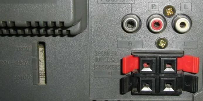 Je možné připojit subwoofer k hudebnímu centru?
