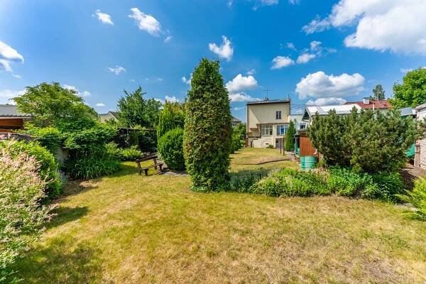 PRODÁNO – Prvorepubliková vila s okrasnou zahradou, 874m2, Poděbrady - Next Reality Exclusive