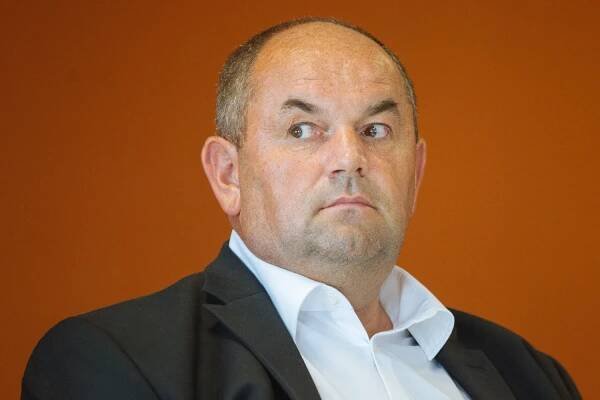 Důsledek války s Kaprem: fotbalový STES obdržel exekuční příkaz. Pelta žádá soud o odblokování účtů