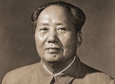 Mao Ce-tung (26. prosince 1893, Šao-šan – 9. září 1976, Peking) byl čínský politik, básník, spisovatel, filosof, učitel a revolucionář. Od ledna 1935 tajemníkem a od roku 1943 předsedou KS Číny. Zvítězil v občanské válce a od roku 1949 byl nejvýznamnější osobností v nově vzniklé Čínské lidové republice, a to až do své smrti v roce 1976. Měl oficiální titul Velký kormidelník. ▬ Jako revolucionář se věnoval organizování rolníků v politickou sílu. V polovině 30. let, kdy jeho zdecimované síly dorazily do Jen-anu, byl Mao již schopen bránit se Stalinovu tlaku na dosazení prosovětského vedení. V této době vytvořil kult osobnosti a vyvinul i vlastní politickou filosofii, tzv. Mao Ce-tungovo myšlení (maoismus). ▬ V roce 1959 Mao narušil vztahy se Sovětským svazem a Čínu odřízl od většiny zemí komunistického bloku. Ochlazení vztahů se SSSR napomohla také invaze do Československa v roce 1968, kterou Mao ostře odsoudil. V roce 1969 proběhlo též několik pohraničních potyček na hranicích se SSSR na řece Ussuri.
