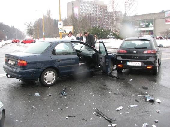 Nehoda čtyř aut blokovala křižovatku v Havířově