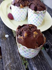 Kakaové muffiny s bílou čokoládou a malinami