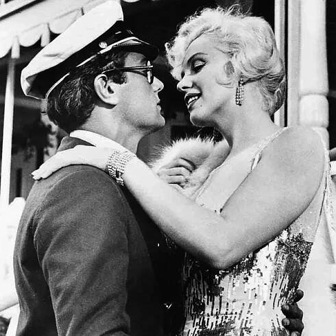 Tony Curtis a Marilyn Monroe: Milenci na filmovém plátně i ve skutečnosti.
