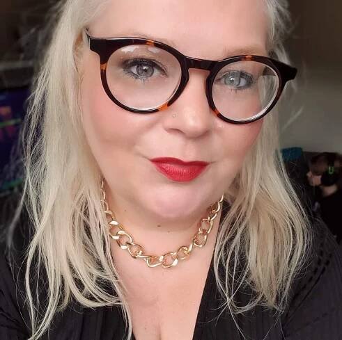 Headshot of Sarah-Jane Outten, shopping expert.