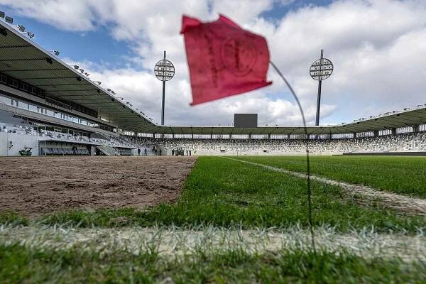 Fotbalový klub FC Hradec Králové v pondělí začal s výměnou špatné části trávníku v Malšovické aréně.
