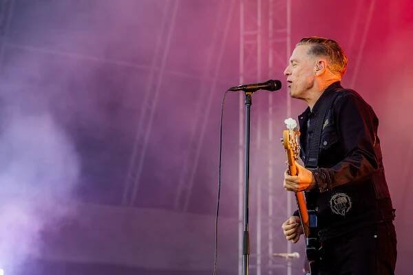Bryan Adams rozpálil Hradec. Dav svlékl z triček a házel mu obří balony