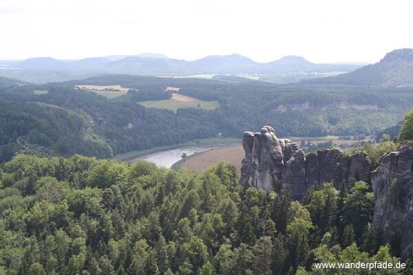 Foto: Elbe und Mönch, am Horizont Kohlbornstein, Laasensteine, Kleinhennersdorfer Stein, Papststein und Gohrisch