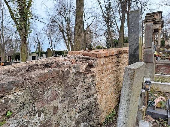 Na hřbitově Všech svatých opravují cesty i zeď. Začala další etapa jeho obnovy
