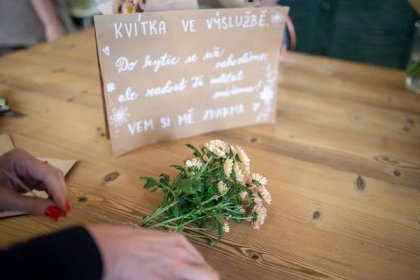 Květinářství v centru Ostravy rozdává květiny zdarma. Akce přitahuje pozornost