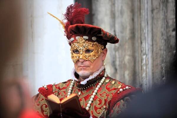 Benátky pobláznil legendární karneval. I svůdník Casanova by se červenal