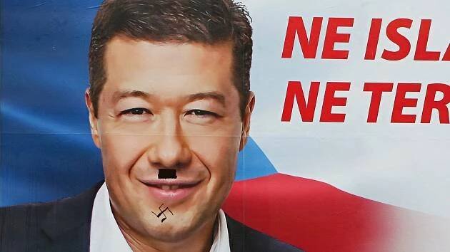 Poničené billboardy: Sobotka s kosočtvercem, Okamura s hákovým křížem