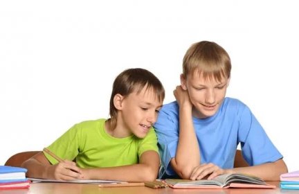 Matka pomáhá dětem s domácími úkoly — Stock obrázek