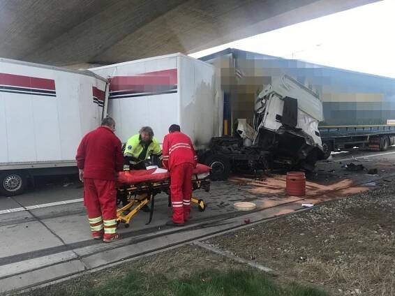 Opravy a nehody. Pražský okruh byl uzavřen, na D1 stály kolony