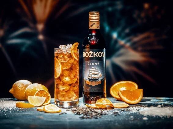 Poslední minuty „starého“ roku běží. Namíchejte si jednoduché drinky, které vás budou bavit nejen na Silvestra | Jsme kočky