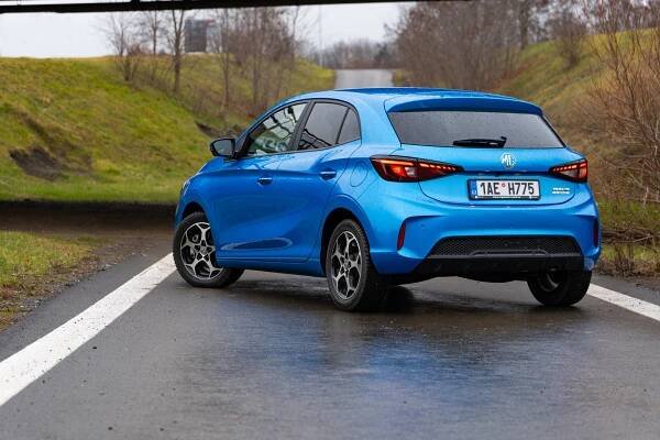 Čínská Fabia má 195 koní, žere pod pět litrů a stojí méně než půl milionu. Otestovali jsme hybridní MG3