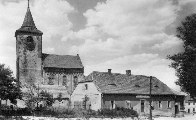 Vroutek, románský kostel sv. Jakuba Většího; před rokem 1956 (sbírka Pavla Fiedlera).
