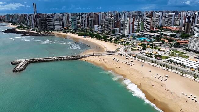 coast city at fortaleza v ceara v brazílii. - fortaleza - stock snímky, obrázky a fotky