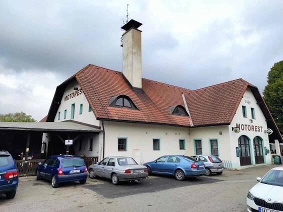 Z pivovaru Meloun už zbyly jen komín, fokta varny a nástěnné malby. Dnes se v místě nachází malý Motorest U lípy.