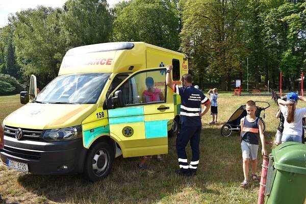 Děti v parku nahlédly pod pokličku činnosti záchranářů, hasičů a policistů