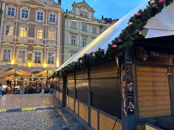 Příprava vánočních trhů na Staroměstském náměstí