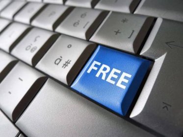 Online bezplatná webová nabídka a koncepce Internetu s volným znaménkem a slovem na modrém přenosném počítači pro blog, web a online obchod. — Stock obrázek