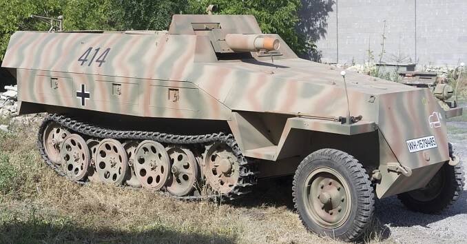 Německý kolopásový obrněný transportér Sd.Kfz. 251/9 COBI 2283 - World War II 1:35