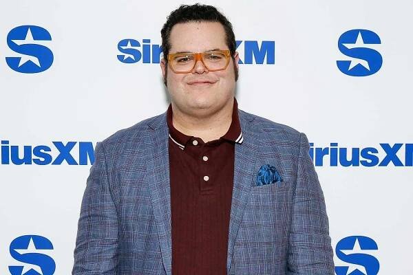 Josh Gad visits SiriusXM studios on December 05, 2023 in New York City.