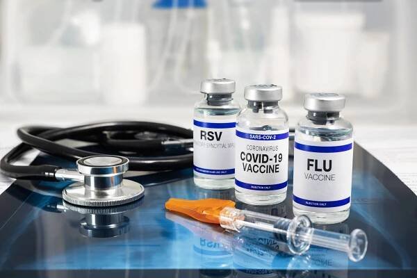 lahvičky vakcíny proti chřipce, rsv a sars-cov-2 proti koronaviru na lékařské klinice přes rentgenové plicní - varianta omikron sars cov 2 - stock snímky, obrázky a fotky