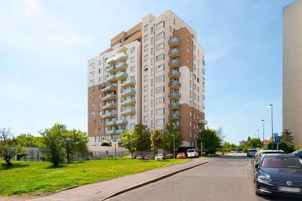 V Štíhlách, Praha – Macho Reality
