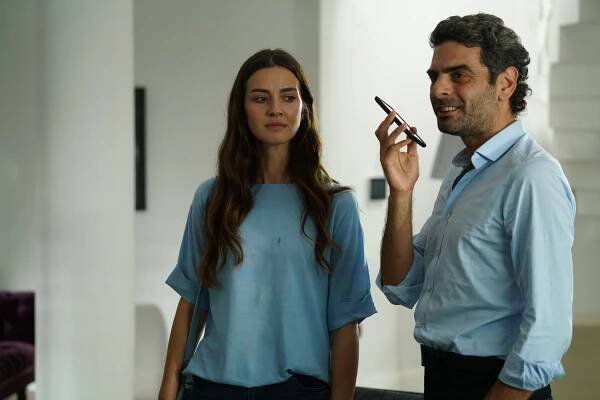 A still shot from 'Sen Anlat Karadeniz' shows actress İrem Helvacıoğlu as Nefes (L) and actor Mehmet Ali Nuroğlu as Vedat.