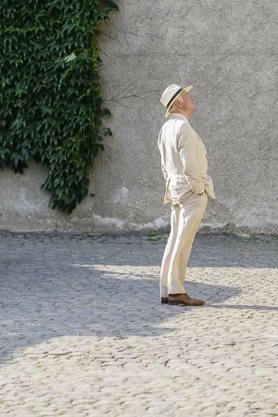 Armin Mueller-Stahl verträumt in einer Drehpause auf dem Filmset