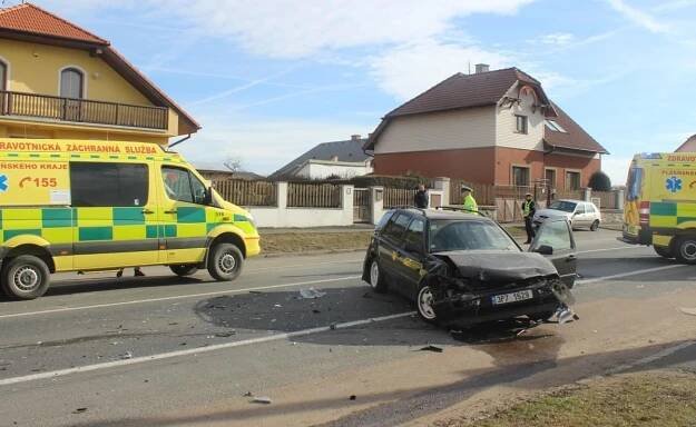 Hromadná nehoda zcela uzavřela Chotěšov - do kolony vletěla žena v šoku | Krimi Plzeň