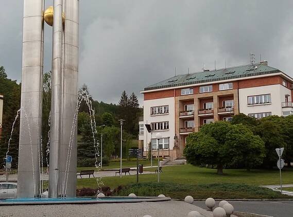 U luhačovické radnice zavlála černá vlajka