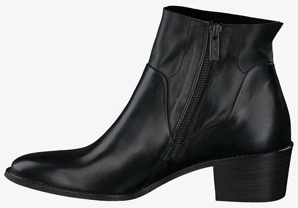 Černá kožená kotníková bota se zipem na boku, špičatou špičkou a nízkým zúženým podpatkem, s hladkou texturou a minimálními švy.