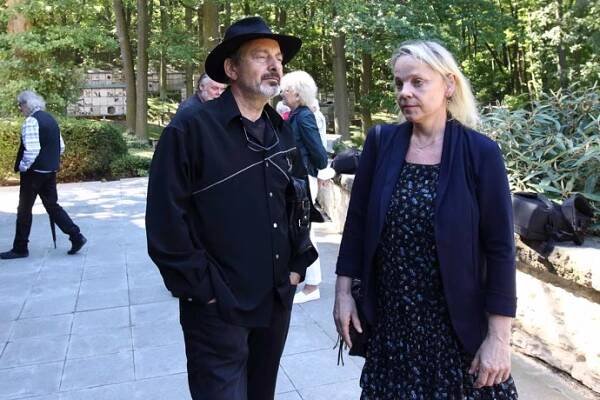 FOTO: Na snímku Otakar Brousek mladší a Veronika Jeníková. – stránka 32