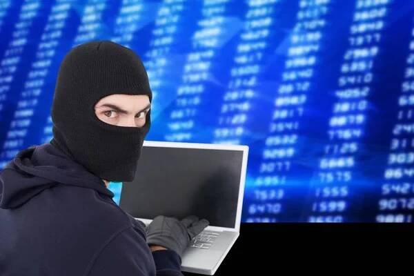 Hacker na přenosném počítači s modrým pozadím digitální — Stock obrázek