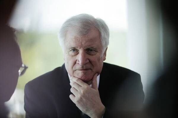 Predseda CSU nemá podporu ani vo vlastnej strane