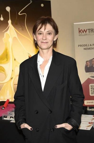 Klára Trojanová po čase opět ve společnosti: Na křtu kalendáře v novém střihu a s brýlemi, možná byste ji ani nepoznali