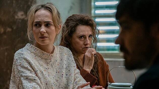 Elizaveta Maximová, Zuzana Mauréry a Vojtěch Kotek v seriálu Bora (2025)
