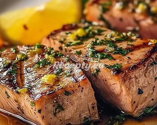 ᐉ Steak z tuňáka a bazalkové těstoviny - recepty.eu
