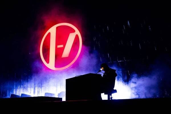 Koncert amerického dua Twenty One Pilots v pražské O2 areně, 12. dubna 2025.