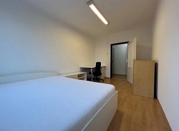Spolubydlení Praha – samostatný neprůchozí pokoj v bytě 3+1 u metra B – 1.9.2025 k nastěhování | Reality.iDNES.cz 