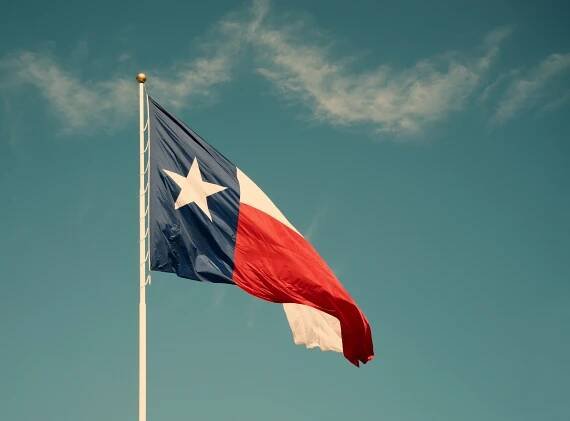 Státní vlajka státu Texas proti modré obloze — Stock obrázek