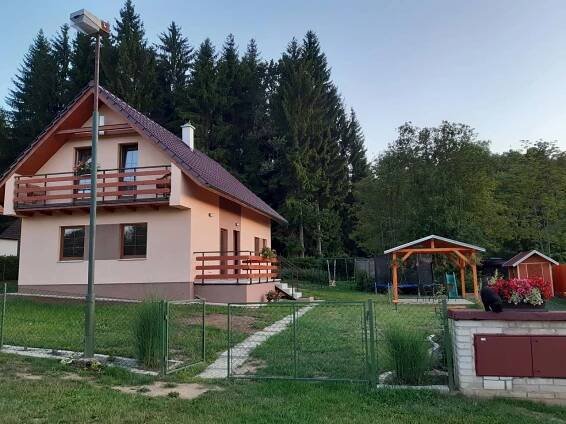 Přední pohled - pronájem chaty Skála u Havlíčkova Brodu - zvětšit